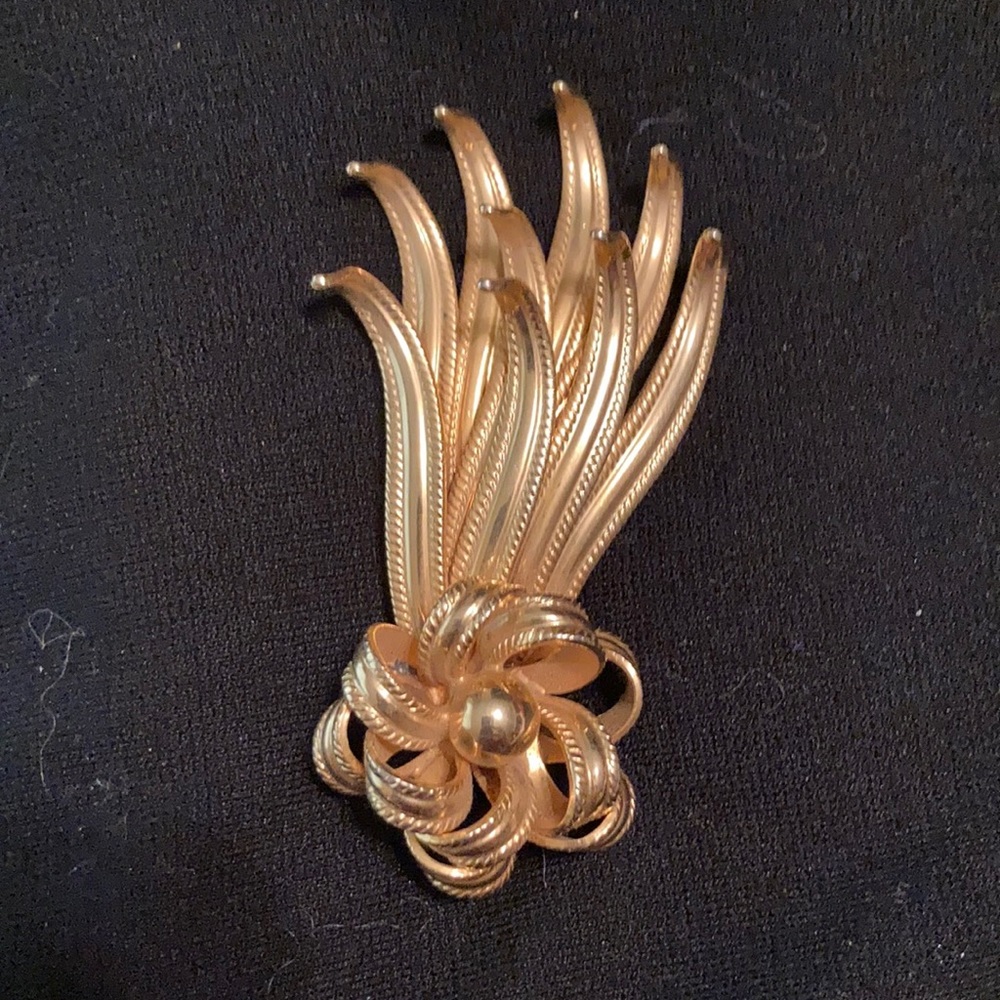 Vintage gold flower brooch pin